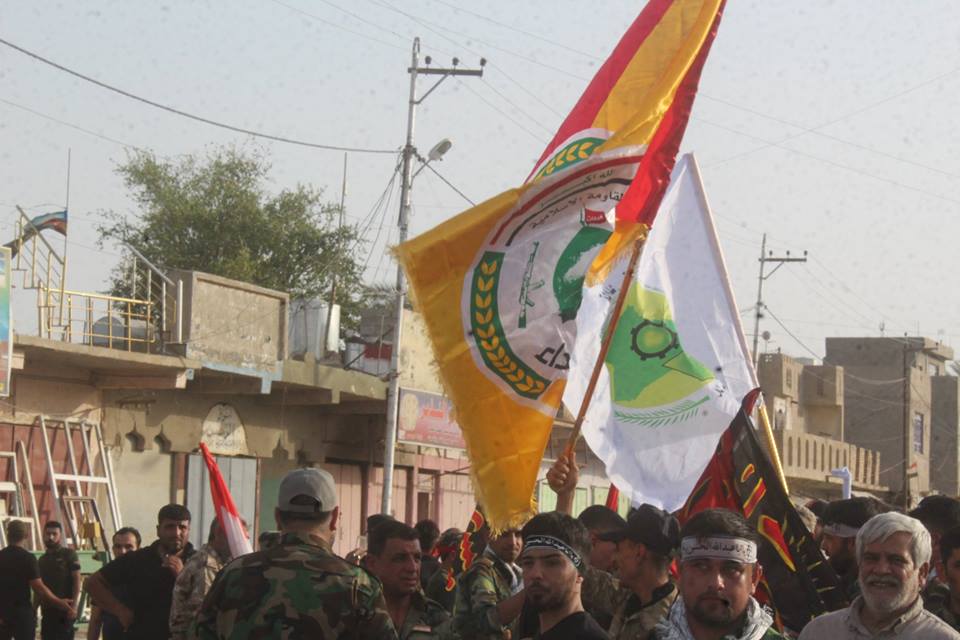 مقاتلون شيعة خلال مسيرة بمناسبة 